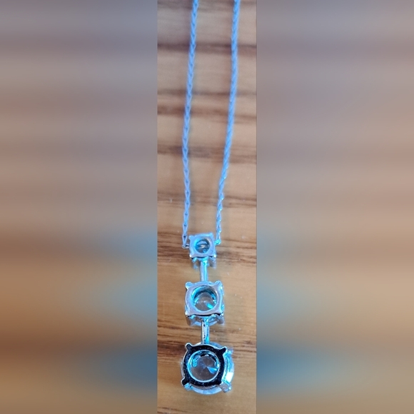 EUC Swarovski Trilogy Round Cut Triple Drop Crystal & Silver Necklace Jewelery - Picture 3 of 5
